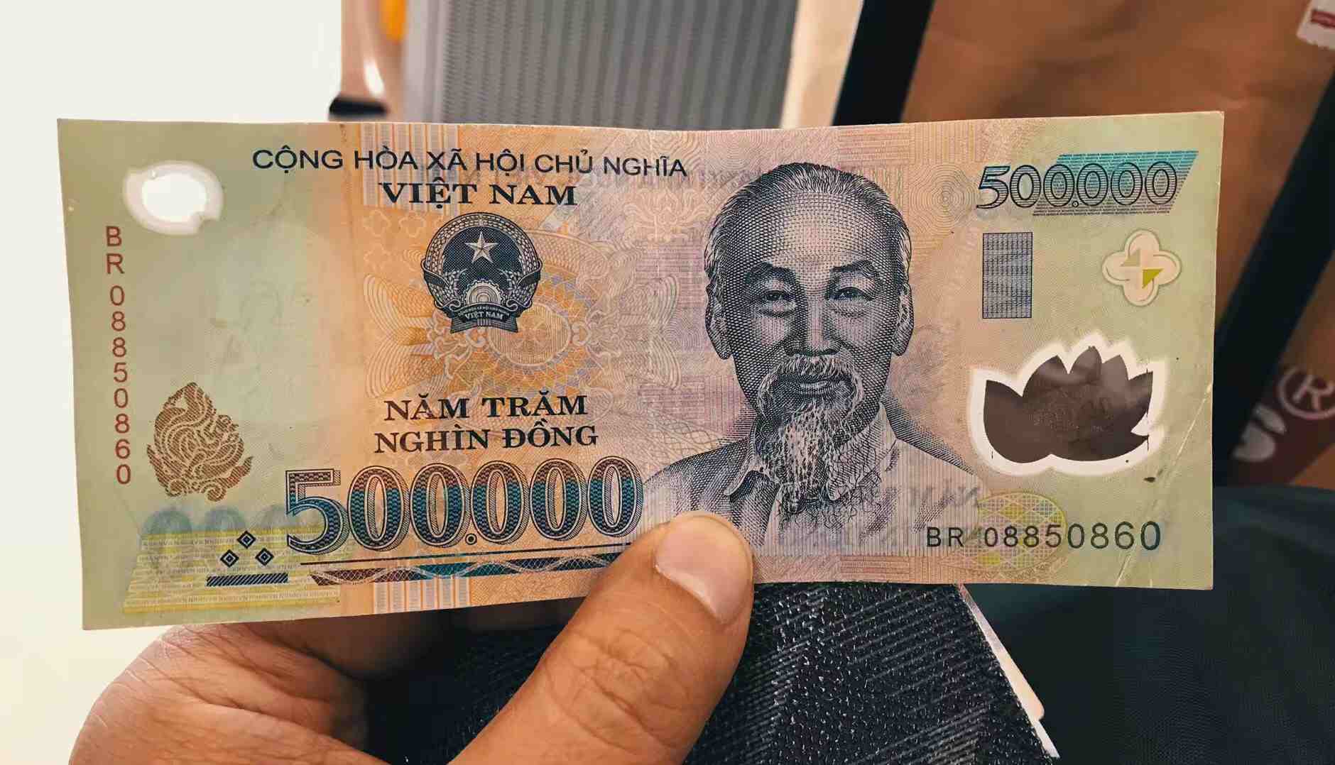 在曼谷机场换了一些越南盾,面额很大,50万越南盾约合150元人民币